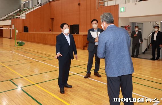 주광덕 남양주시장 14일 금곡실내체육관 운영 점검. 사진제공=남양주시