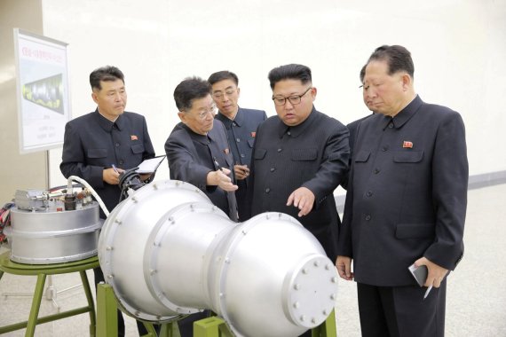 지난 2017년 9월 북한 김정은이 '핵무기 병기화 사업'을 현지지도했다고 조선중앙통신이 보도했다. 뒤에 세워둔 안내판에 북한의 ICBM급 장거리 탄도미사일로 추정되는 '화성-14형'의 '핵탄두(수소탄)'이라고 적혀있다. 사진=조선중앙TV 캡처