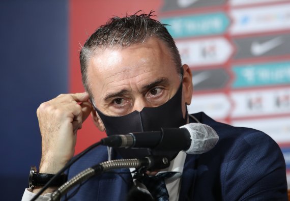 [서울=뉴시스] 조성우 기자 = 파울루 벤투 축구대표팀 감독이 13일 서울 종로구 축구회관에서 열린 9월 A매치 명단 발표 기자회견에서 취재진 질문을 듣고 있다. 2022.09.13. xconfind@newsis.com