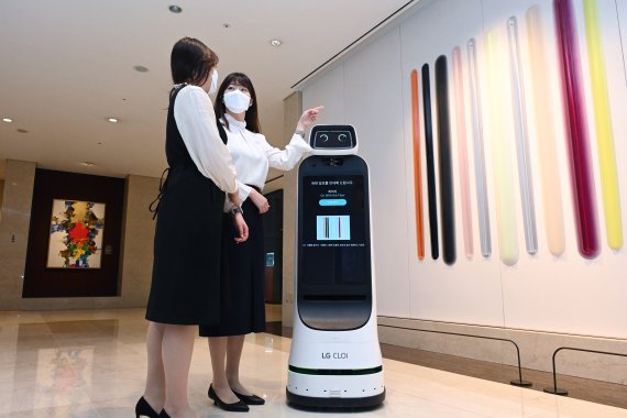 LG전자 클로이 가이드봇(LG CLOi GuideBot)이 서울 잠실 롯데호텔 월드에서 고객을 맞이하는 모습(LG전자 제공) 2022.4.21/뉴스1
