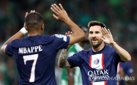음바페(왼쪽)와 하이파이브하는 메시 epa10184568 Lionel Messi (R) of PSG celebrates with teammate Kylian Mbappe after scoring the 1-1 during the UEFA Champions League group H soccer match between Maccabi Haifa and Paris Saint-Germain FC in Haifa, Israel, 14 September 2022. EPA/ABIR SULTAN