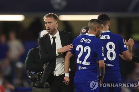 선수들 격려하는 포터 감독 Chelsea Manager Graham Potter, left, congratulates his players during the champions League soccer match between Chelsea and Red Bull Salzburg at the Stamford Bridge in London, England, in London , England, Wednesday, Sept. 14, 2022. (AP Photo/Leila Coker)