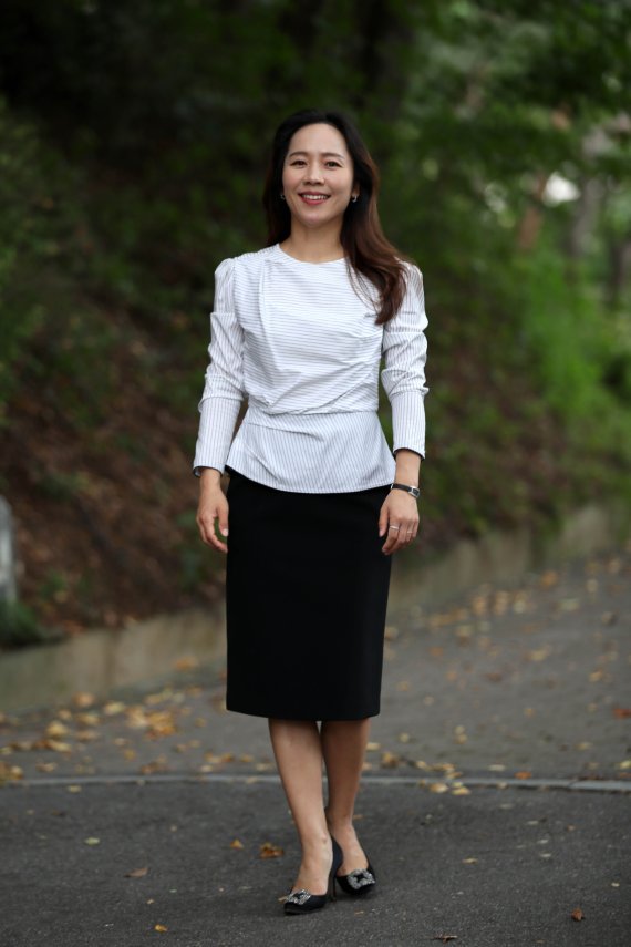 [서울=뉴시스] 박진희 기자 = 국립오페라단 '호프만의 이야기' 안토니아 역의 소프라노 김순영이 14일 서울 서초구 예술의전당에서 인터뷰에 앞서 사진촬영을 하고 있다. 국립오페라단은 창단 60주년 기념 오페라 '호프만의 이야기'는 독일 태생의 프랑스 오페레타(Operetta_작은 오페라) 작곡가 오펜바흐(Offenbach)의 걸작이며, 인생과 사랑에 대한 다채로운 이야기를 풀어내는 옴니버스 오페라이다. 2022.09.15. pak7130@newsis.com