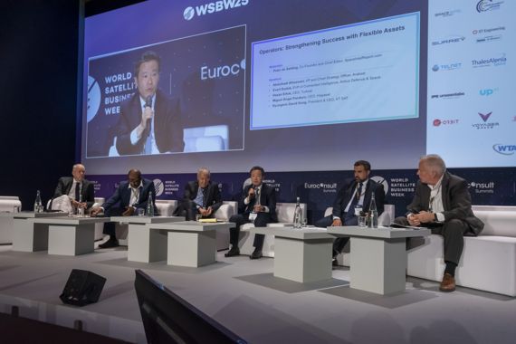 KT SAT는 글로벌 유수 위성사업자가 참여하는 유로컨설트 WSBW(World Satellite Business Week) 2022 행사에서 글로벌 위성시장에 대응하기 위한 사업 전략을 공개했다고 15일 밝혔다. 사진은 송경민 사장(사진 왼쪽 네번째)이 다중궤도 위성사업 전략을 공개하는 모습. KT SAT 제공