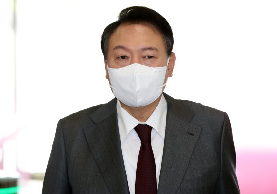 윤석열 대통령이 15일 오전 용산 대통령실 청사에서 열린 출근길 문답(도어스테핑)에서 취재진의 질문에 답하고 있다. 2022.9.15/뉴스1 ⓒ News1 오대일 기자