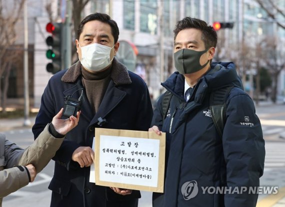 유튜브 채널 가로세로연구소(가세연)를 운영하는 강용석 변호사와 김세의 전 MBC기자가 지난해 12월 17일 오후 서울 종로구 서울경찰청에서 더불어민주당 이재명 대선후보의 아들을 상습도박, 국민체육진흥법 위반 등의 혐의로 고발하기 전 발언하고 있다.