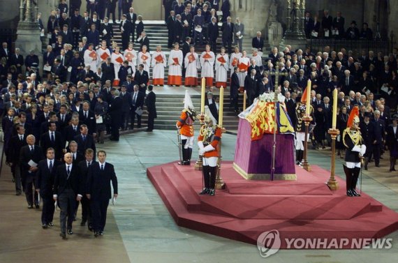 2002년 웨스트민스터홀에서 이뤄진 고 엘리자베스 2세 여왕의 어머니 엘리자베스 왕비의 관 일반공개 FILE - Britain's Prime Minister Tony Blair, front right, leader of the Liberal Democrats Charles Kennedy, front second right, Iain Duncan-Smith, the leader of the Conservative Party and Deputy Prime Minister John Prescott, front left, file past