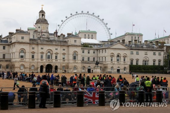 줄 선 엘리자베스 2세 여왕 조문객들 People gather on the day the coffin of Britain's Queen Elizabeth is transported from Buckingham Palace to the Houses of Parliament for her lying in state, in London, Britain, September 14, 2022. REUTERS/Kevin Coombs