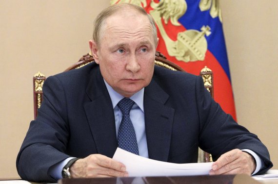 [모스크바=AP/뉴시스] 블라디미르 푸틴 러시아 대통령이 25일(현지시간) 모스크바 크렘린에서 화상 각료회의를 주재하고 있다. 2022.07.26. /사진=뉴시스