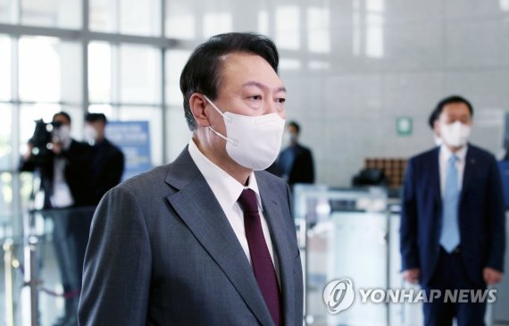 질의응답하는 윤석열 대통령 (서울=연합뉴스) 서명곤 기자 = 윤석열 대통령이 15일 오전 서울 용산 대통령실 청사로 출근, 취재진의 질문에 답하고 있다. 2022.9.15 [대통령실통신사진기자단] seephoto@yna.co.kr (끝)