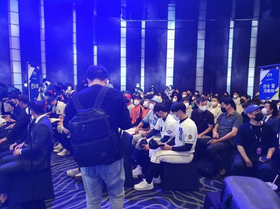 KBO 신인 드래프트를 기다리는 지원자들 (서울=연합뉴스) 하남직 기자 = 2023 KBO 신인 드래프트에 지원한 선수들과 가족들이 15일 서울시 중구 웨스틴조선 서울에서 드래프트를 기다리고 있다.