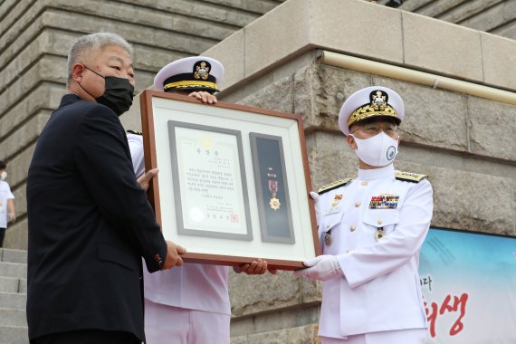 이종호 해군참모총장이 15일 인천시 연수구 인천상륙작전기념관에서 열린 '인천상륙작전 전승행사'에서 故 정원수 상사의 자녀에게 6.25참전용사 훈장을 수여하고 있다. 故 정 상사는 해군병 11기로 입대해 소해함인 강릉함에 근무하면서 흥남철수작전 및 한미연합 소해작전에 참가하는 등 전쟁 전반에 걸쳐 많은 공을 세웠다. 사진=뉴스1