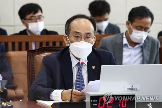 답변하는 추경호 경제부총리 답변하는 추경호 경제부총리 (서울=연합뉴스) 이정훈 기자 = 추경호 부총리 겸 기획재정부 장관이 15일 오전 국회에서 열린 기획재정위원회 전체회의에서 의원질의에 답변하고 있다. 2022.9.15 [국회사진기자단] uwg806@yna.co.kr (끝)