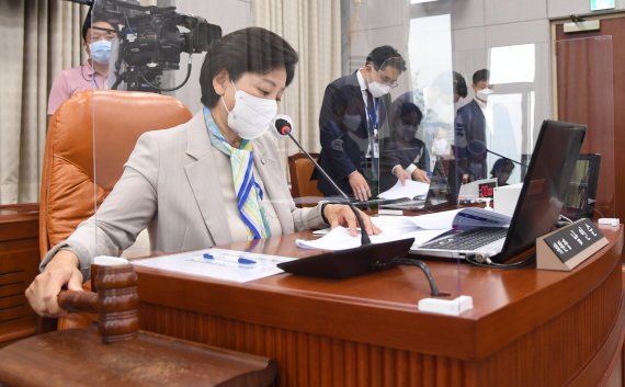 남인순 국회 정치개혁특별위원장이 15일 오후 서울 여의도 국회에서 열린 국회 예산·결산 심사기능 강화에 관한 공청회에서 개회를 선언하며 의사봉을 두드리고 있다. (공동취재) 2022.9.15/사진=뉴스1화상