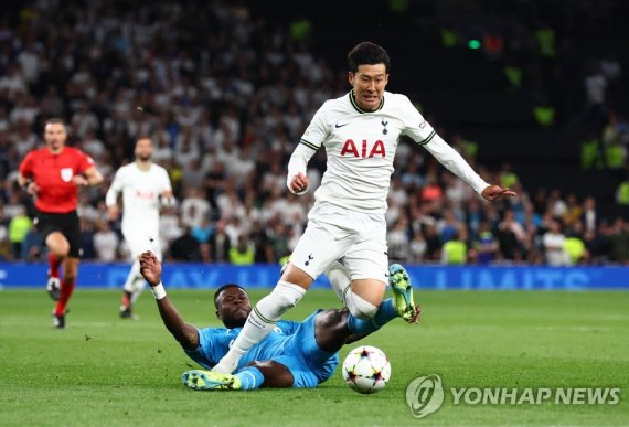 손흥민 경기 모습 Soccer Football - Champions League - Group D - Tottenham Hotspur v Olympique de Marseille - Tottenham Hotspur Stadium, London, Britain - September 7, 2022 Olympique de Marseille's Chancel Mbemba fouls Tottenham Hotspur's Son Heung-min before being shown a red card REUTERS/David Klein