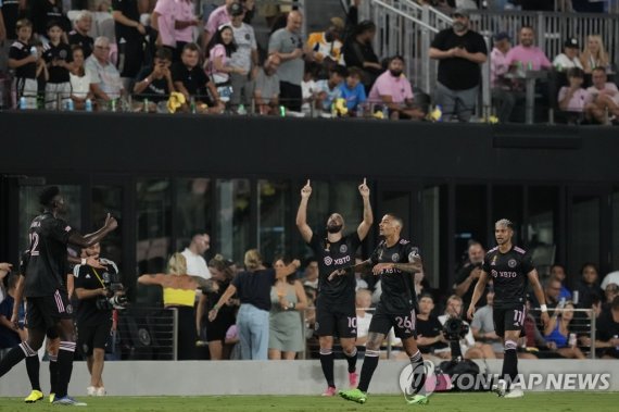 인터 마이애미 경기 장면 Inter Miami forward Gonzalo Higuain, center, celebrates scoring his goal during the first half of the team's MLS soccer match against the Columbus Crew on Tuesday, Sept. 13, 2022, in Fort Lauderdale, Fla. (AP Photo/Rebecca Blackwell)