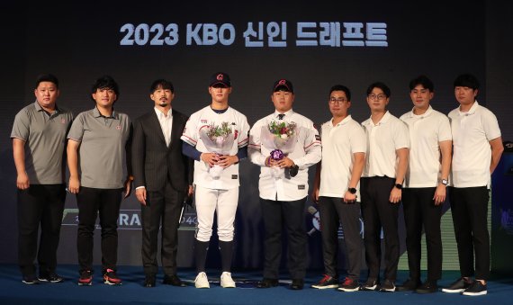 9월 15일 오후 서울 중구 웨스틴조선호텔에서 열린 2023 KBO 신인 드래프트에서 롯데 자이언츠에 지명된 선수들이 구단 관계자들과 기념촬영을 하고 있다. 2022.09.15. 20hwan@newsis.com <저작권자ⓒ 공감언론 뉴시스통신사. 무단전재-재배포 금지.> /사진=뉴시스화상