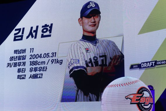 주간 4이닝 3SV ERA ‘0’ … 운명처럼 한화에 안긴 김서현, 뒷문 걱정 완전히 지웠다