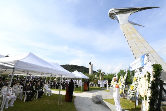 해군이 15일 인천 월미공원에서 인천상륙작전 전승기념행사의 일환으로 해군 첩보부대 충혼탑 참배를 진행하고 있다. 사진=해군 제공