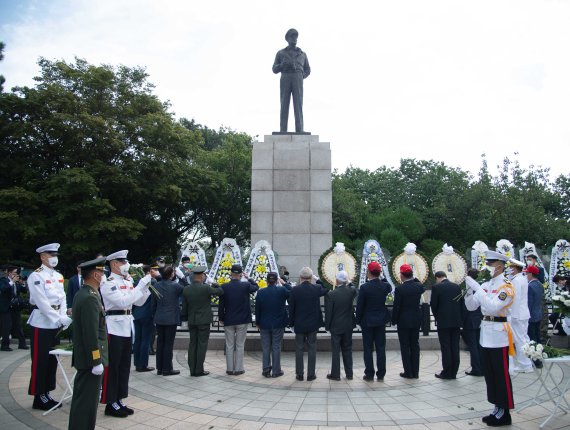 지난해 9월 15일 인천 자유공원에서 맥아더 장군 동상 참배행사가 진행되고 있다.<div id='ad_body3' class='mbad_bottom' ></div> 해군 제공