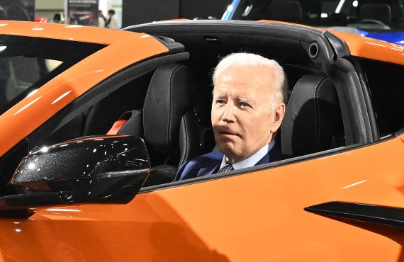 조 바이든 미국 대통령이 14일(현지시간) 미국 미시간주 디트로이트에서 열린 '2022 북미 오토쇼'에 참석해 쉐보레의 '콜벳 Z06' 차량 운전석에 앉아있다. AFP연합뉴스