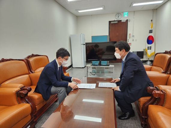 이정선 광주광역시교육감(사진 오른쪽)이 15일 서울 국회에서 김완섭 기획재정부 예산실장(왼쪽)을 만나 광주시교육청 청사 이전의 필요성을 설명하며 적극적인 지원을 요청하고 있다. 사진=광주광역시교육청 제공