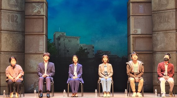 [서울=뉴시스]강진아 기자=뮤지컬 '어차피 혼자'의 (왼쪽부터) 송혜선 프로듀서, 배우 황건하, 조정은, 윤공주, 양희준, 민찬홍 작곡가가 15일 서울 종로구 홍익대 대학로 아트센터 대극장에서 간담회를 진행하고 있다. 2022.09.15. akang@newsis.com