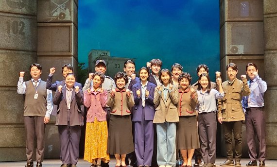 [서울=뉴시스]강진아 기자=뮤지컬 '어차피 혼자' 배우들이 15일 서울 종로구 홍익대 대학로 아트센터 대극장에서 열린 프레스콜에서 단체사진을 찍고 있다. 2022.09.15. akang@newsis.com