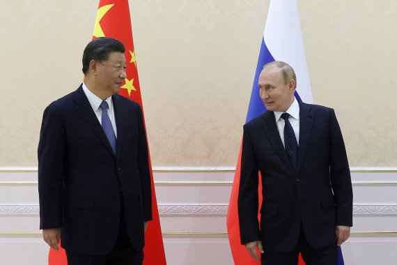 시진핑 중국 국가주석(왼쪽)과 블라디미르 푸틴 러시아 대통령이 15일 우즈베키스탄 사마르칸트에서 만났다. /TASS 연합뉴스