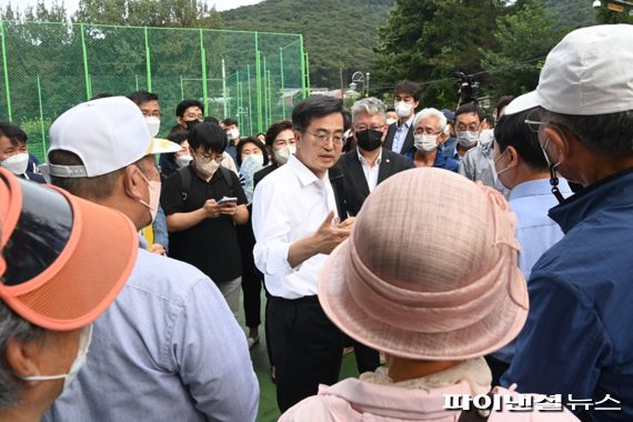 김동연 경기도지사 15일 ‘남양주 지방도 387호선 화도~운수 도로 확-포장 사업’ 현장방문. 사진제공=경기북부청