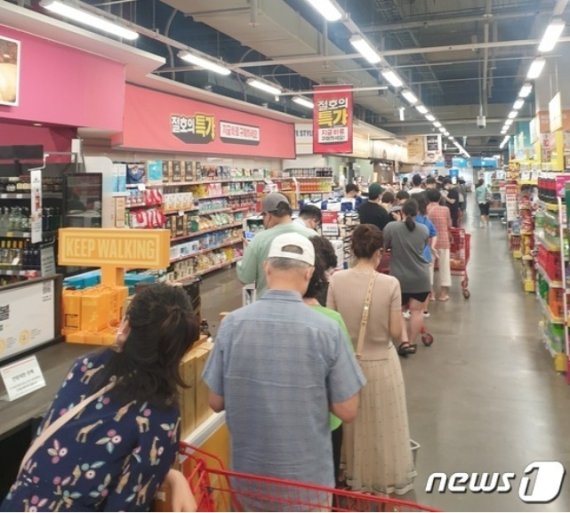 한국의 치킨가격 폭등이 아시아 식량위기의 전조일 수 있다는 경고가 나오고 있다. 지난달 10일 홈플러스 잠실점 치민 코너 앞에서 60여명의 사람들이 당당치킨을 사려고 줄을 섰다. 뉴스1