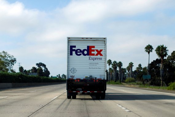 '경기동향 풍향계'라는 별명이 있는 미국 물류업체 페덱스가 15일(현지시간) 기대에 크게 못 미치는 실적을 발표해 16일 주식시장에 '경기침체' 공포를 불러일으켰다. 2014년 8월 22일 캘리포니아주 샌디에이고의 고속도로 위를 페덱스 트럭이 달리고 있다. 로이터연합