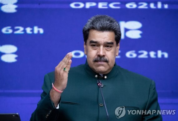니콜라스 마두로 베네수엘라 대통령 epa10185054 Venezuelan President Nicolas Maduro speaks at a press conference with Haitham al-Ghais (not pictured), the Secretary General of the Organization of Petroleum Exporting Countries (OPEC), at Miraflores Palace, in Caracas, Venezuela, 14 September 2022. Al-Ghais said that 