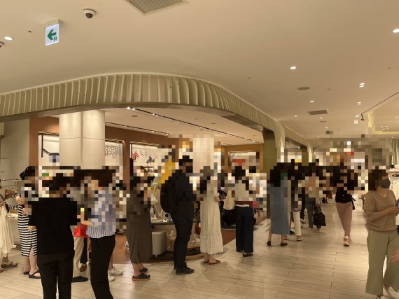 신세계 강남점 부가부 매장에서 고객들이 번호표 배부를 기다리는 모습.