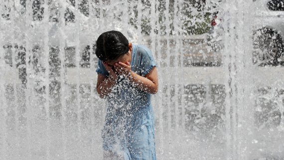올여름 극심한 더위가 예상됨에 따라 서울시가 폭염, 폭우 등에 대비한 종합대책을 마련했다. 전국적으로 30도 안팎의 무더위가 이어지던 지난 해 8월 서울 광화문광장을 찾은 어린이가 분수대에서 더위를 식히고 있다. 뉴스1 제공