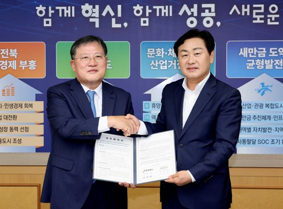 16일 전라북도청에서 진행된 ‘수산양식 공동연구와 연구개발사업 공동 추진을 위한 업무협약식’에서 이효율 풀무원 대표(왼쪽)와 김관영 전북도지사가 업무 협약을 체결했다.