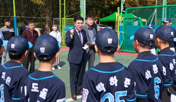 이응우 계룡시장이 15일 개막한 ‘제17회 계룡시장기 전국리틀야구대회’에서 참가 선수들을 격려하고 있다. (계룡시 제공)