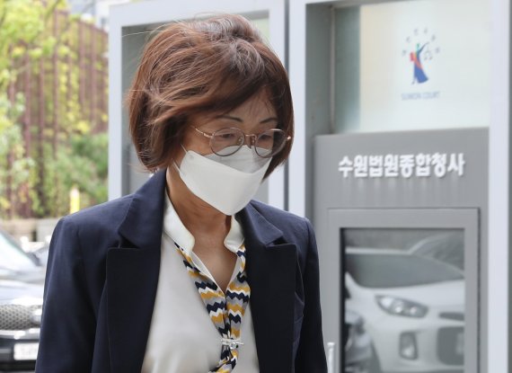 은수미 전 성남시장이 16일 오후 경기 수원시 영통구 수원지방법원에서 열린 직권남용권리행사방해·뇌물수수 등 혐의 선고 공판에 출석하고 있다. 2022.9.16/뉴스1 ⓒ News1 김영운 기자