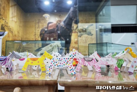 한국마사회 말박물관 체험 프로그램 종이말 접기. 사진제공=한국마사회