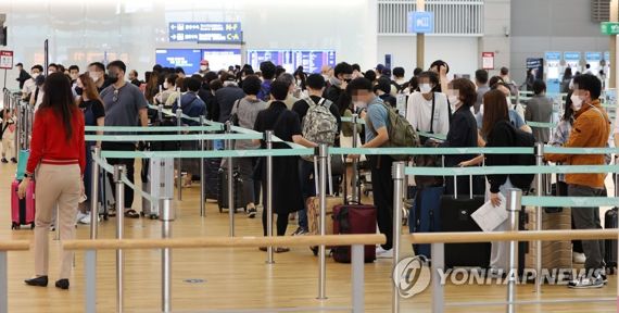 입국 전 코로나19 검사 의무가 폐지되면서 해외여행 예약이 증가하고 있는 14일 인천국제공항 1터미널 출국장에서 여행객들이 탑승 수속을 위해 기다리고 있다. 사진=연합뉴스