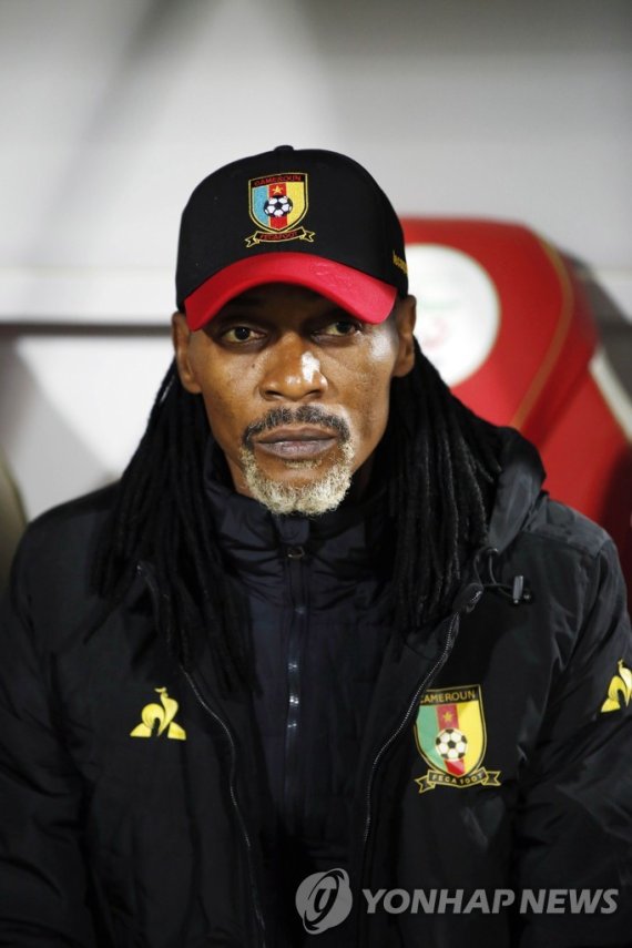 리고베르 송 감독 epa09859605 Cameroon coach Rigobert Song during the FIFA Qatar 2022 World Cup Africa qualifiers match between Algeria and Cameroon at Mustapha Tchaker Stadium de Blida, Algeria, 29 March 2022. EPA/STR