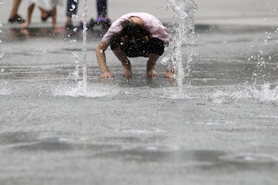 뜨거운 태풍 수증기가 유입돼 전국 곳곳에 폭염주의보가 내려진 17일 서울 광화문 광장 분수대에서 어린이들이 물놀이를 하고 있다. 뉴시스