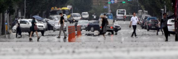 [광주=뉴시스] 신대희 기자 = 광주역 주변 도로 위로 아지랑이가 피어오르고 있다. 2020.08.14. sdhdream@newsis.com /사진=뉴시스