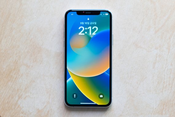 iOS16 업데이트 후 마주하게 되는 잠금화면. 기본값으로 설정된 시계 UI가 굵어졌다. 2022.9.17/뉴스1 ⓒ News1 이기범 기자