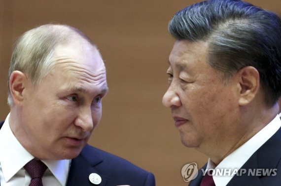 上海協力機構で顔を合わせる習近平とプーチン (AP Photo) (AP Photo) ロシアのウラジーミル・プーチン大統領(左)が16日(現地時間)、中国・ウズベキスタンのサマルカンドで開催された上海協力機構(SCO)首脳会議に出席している。州の大統領との会談。  2022.9.16 leekm@yna.co.kr (終了)