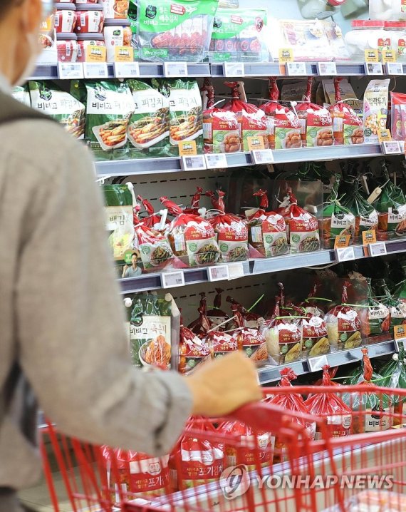 배추가격 급등에 포장김치 가격 인상 배추가격 급등에 포장김치 가격 인상 (서울=연합뉴스) 이재희 기자 = 작황 부진으로 배추와 무 가격이 1년 전과 비교해 각각 2.3배, 2.5배가 오르는 등 식품업체의 생산비 부담이 가중되자 포장김치 가격도 오르고 있다. 대상은 다음달 1일부터 '종가집' 김치 가격을 평균 9.8% 올린다. CJ제일제당은 지난 15일부터 '비비고' 김치 가격을 채널별로 평균 11.0% 수준의 순차적 인상에 나섰다. 사진은 16일 서울 시내 한 대형마트의 김치 매대. 2022.9.16 scape@yna.co.kr (