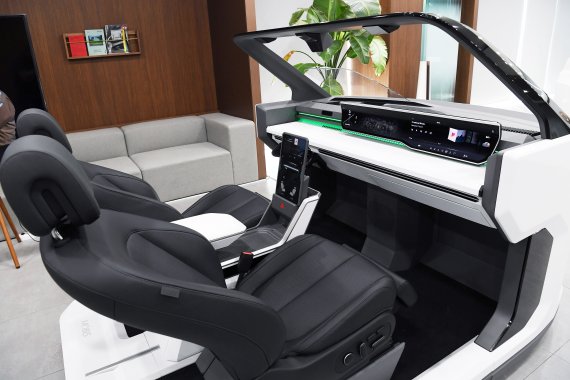 UX 스튜디오에 전시된 현대모비스의 ‘모드 변환 콕핏’(현대차그룹 제공)