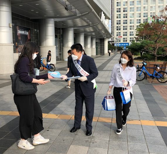 조두식 NH농협캐피탈 대표이사(가운데)가 고객에게 안내자료 및 기념품을 나눠 주고 있다.<div id='ad_body3' class='mbad_bottom' ></div> NH농협캐피탈 제공