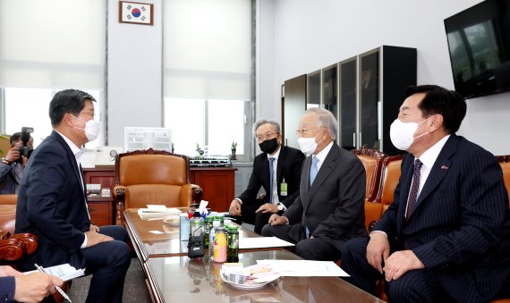 [서울=뉴시스] 중소기업중앙회(중기중앙회)와 한국경영자총협회(경총),한국중견기업연합회(중견련)는 14일 오후 전해철 국회 환경노동위원회 위원장에게 노란봉투법(노동조합 및 노동관계조정법 개정안) 입법중단을 촉구했다. (사진=중기중앙회 제공) 2022.09.14. photo@newsis.com