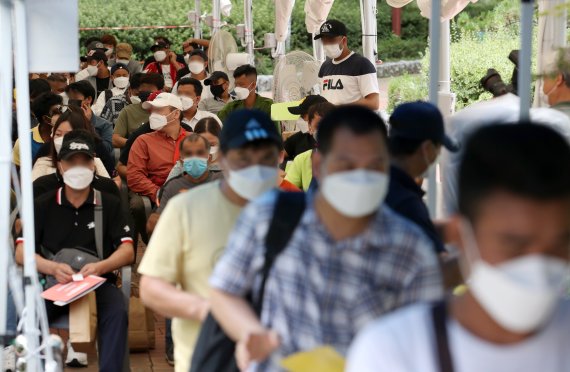 "가족 먹여 살리려"는 옛말…요즘 외국인 근로자는 '나를 위한 저축과 소비'